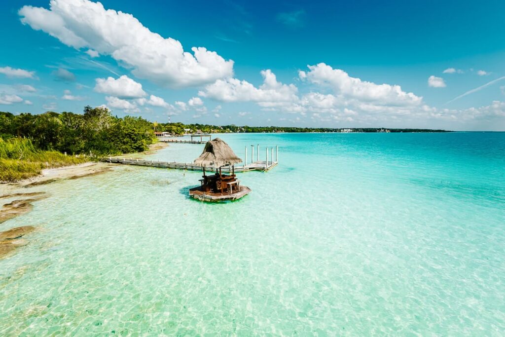 Laguna de Bacalar is een van de bezienswaardigheden die je niet mag missen in Mexico.