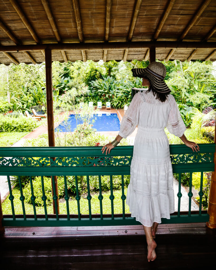 Deborah op terras in Hacienda Bambusa