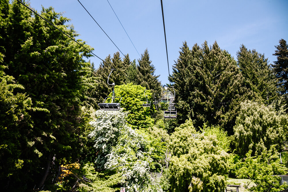 One of the best things to do in Bariloche is to take the cable car and visit the ski slopes. Not to ski but to enjoy amazing views.