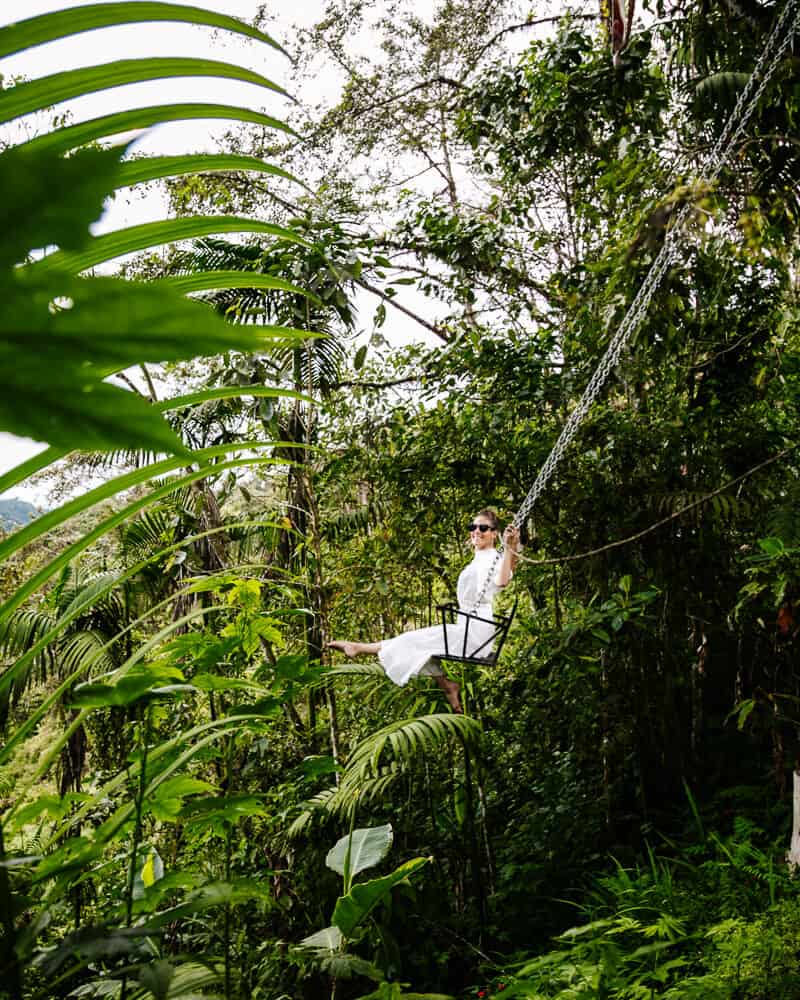 Deborah op schommel van Bellavista Cloud Forest Lodge.