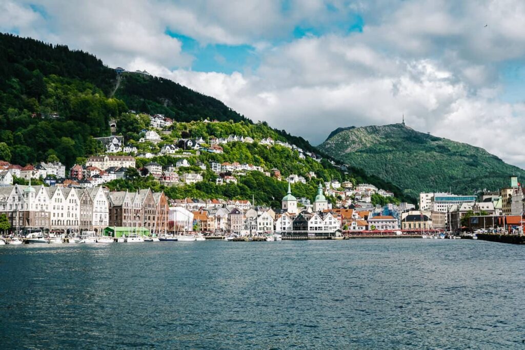 Op zoek naar een goede foto spot om de oude stad Bergen Noorwegen en haar bezienswaardigheden te fotograferen? Achter de Holberskaien, aan het water, rondom de parkeerplaats en de Havrommet, vind je een rustig gedeelte waar het niet wemelt van de toeristen.