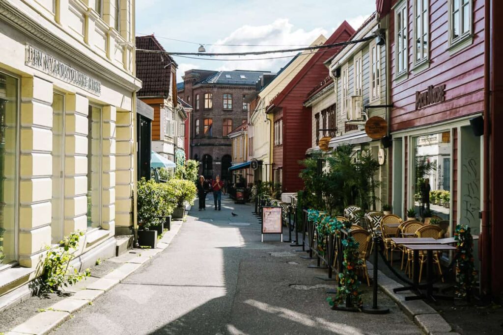 Op de Skostredet kun je plaatsnemen op een van de terrasjes en dineren in een van de vele restaurants.