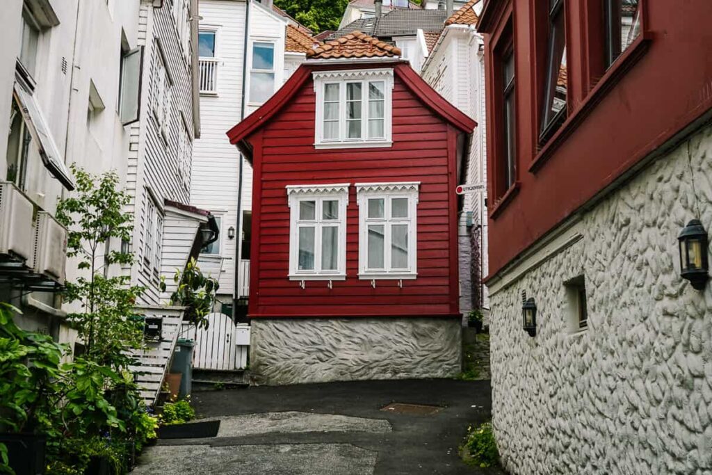 Een leuk deel van de stad in Bergen om te bezoeken is het gebied rondom de Korskirken. Hier vind je straatjes met mooie huizen om te fotograferen.