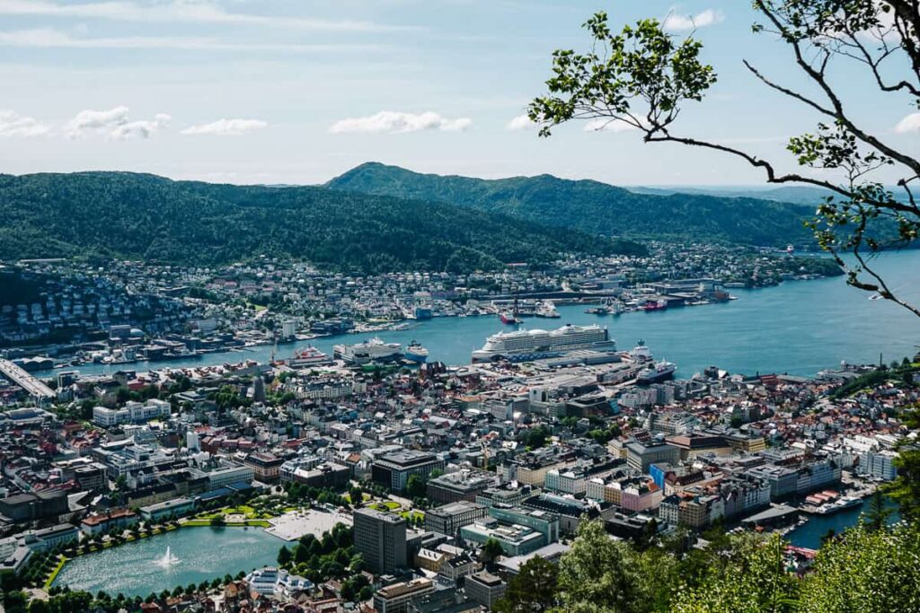 Vanuit het centrum brengt een treintje je binnen een paar minuten naar de 320 meter hoge Mount Fløyen. Hier heb je een mooi uitzicht over Bergen, haar bezienswaardigheden en de fjorden van Noorwegen. 