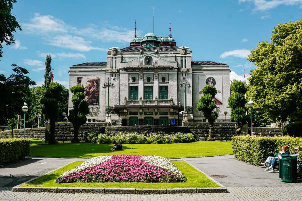 Een mooi gebouwd rondom het Byparken is het nationale theater. Het was de Noorse violist Ole Bull die het theater in 1850 liet bouwen omdat hij vond dat er een gebrek was aan theaters met ene goede akoestiek.