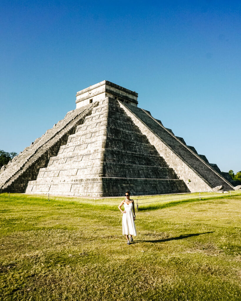 Deborah voor de Maya tempel van Cuculkan in Chichén Itzá, een van de hoogtepunten tijdens een rondreis in Mexico