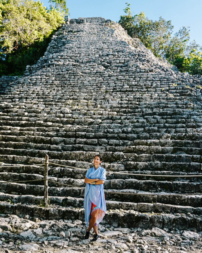 Deborah op de archeologische Maya site Cobá.