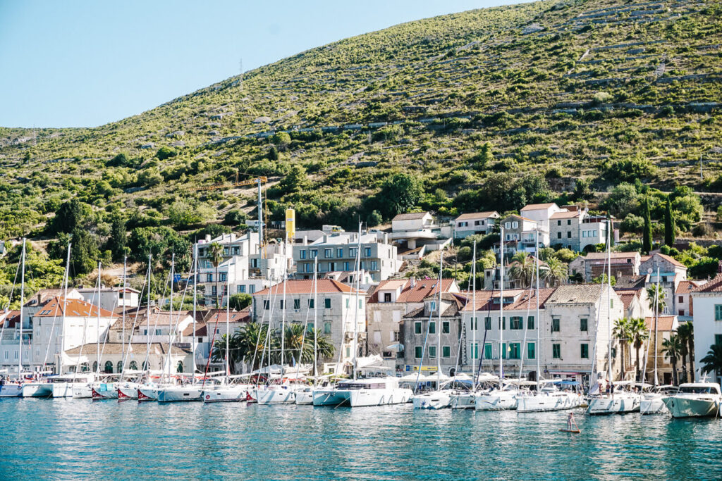 een bezoek aan Vis eiland, tijdens Sail Croatia cruise in Kroatie