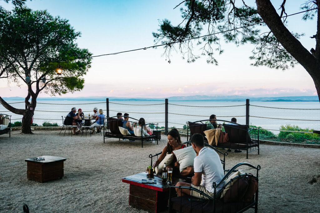 uitzicht op zee van restaurant Fort George op eiland Vis