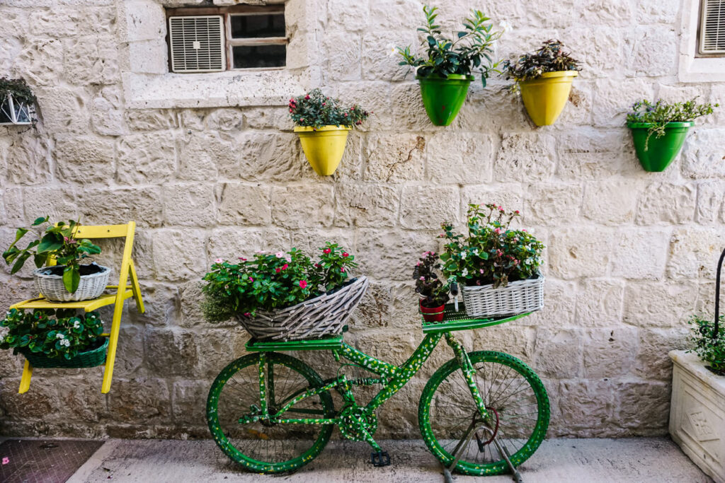 fiets met bloemen in straatje in Vis, Dalmatische kust van Kroatie