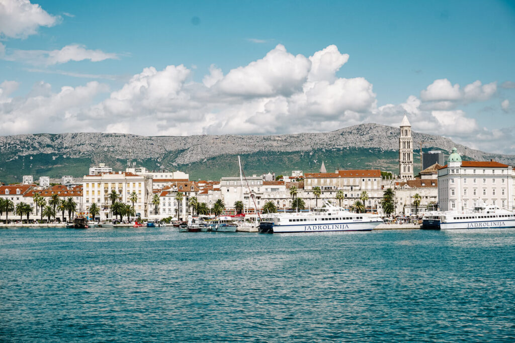 vertrek uit de haven van Split met Sail Croatia, cruise langs de Dalmatische kust in Kroatie