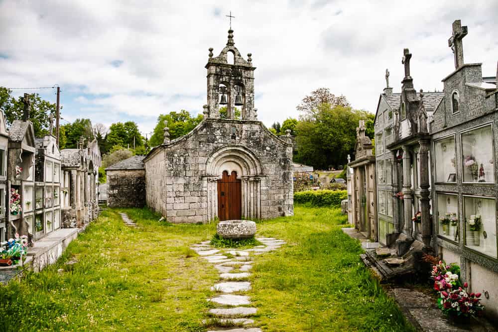 Naar Santiago de Compostela wandelen is een perfecte manier om even afstand van je dagelijkse leven te doen, tot jezelf te komen maar bovenal een bijzondere eeuwenoude wandeling te maken.