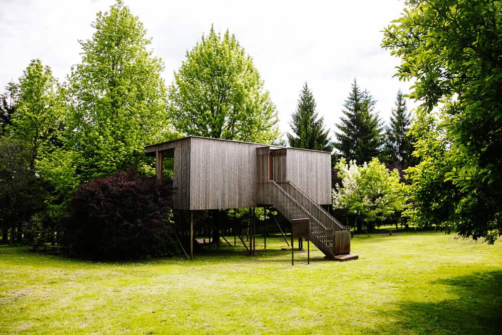 Vila Sen Vento ligt in een weidse groene omgeving bij O Pino, met luxe vrijstaande cabañas die met een trap te bereiken zijn, bestaande uit een huiskamer met open haard, keuken, slaapkamer met uitzicht en een terras met eigen jacuzzi. 