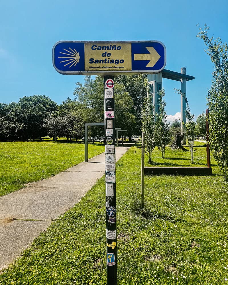 Bordje tijdens de laatste 100 km naar Santiago de Compostela van de Camino Frances, een route die je in vijf dagen af kunt leggen en gemiddeld 24 kilometer per dag loopt.