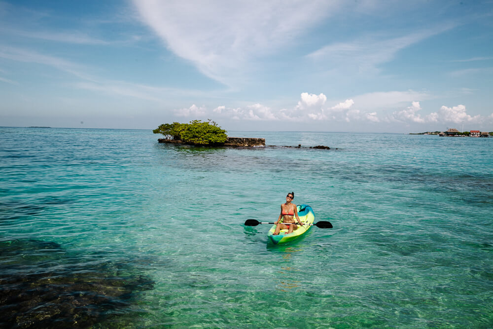 Deborah in kayak op Caribische Zee.