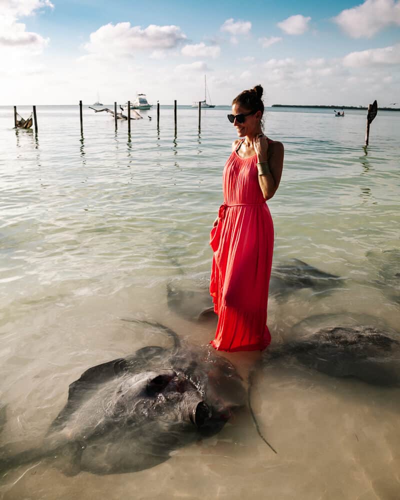 Deborah tussen roggen in Caye Caulke Belize.