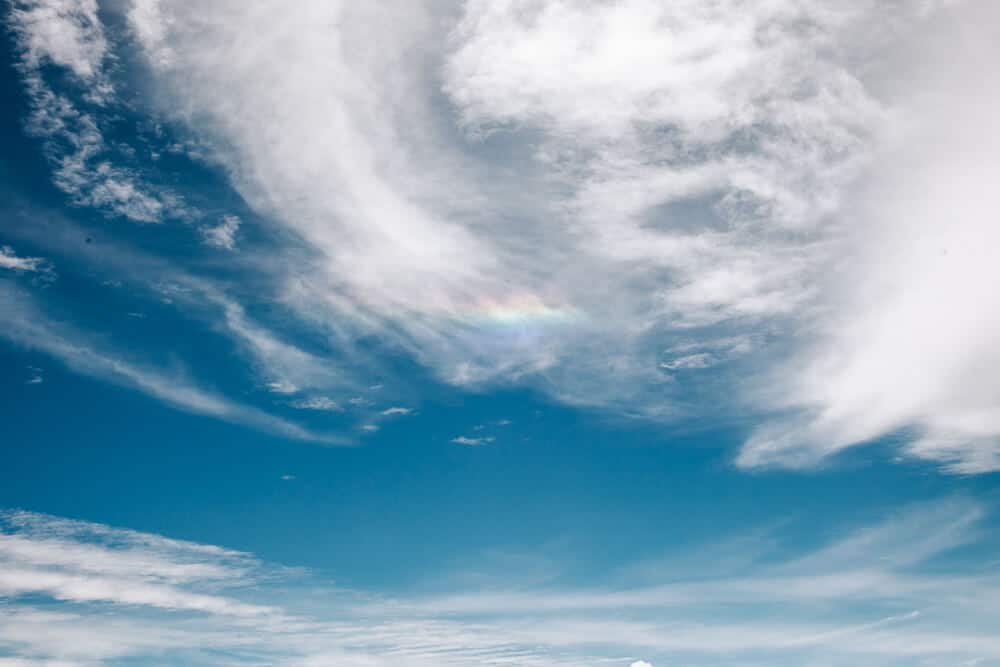 Mooie lucht met wolken en regenboog.