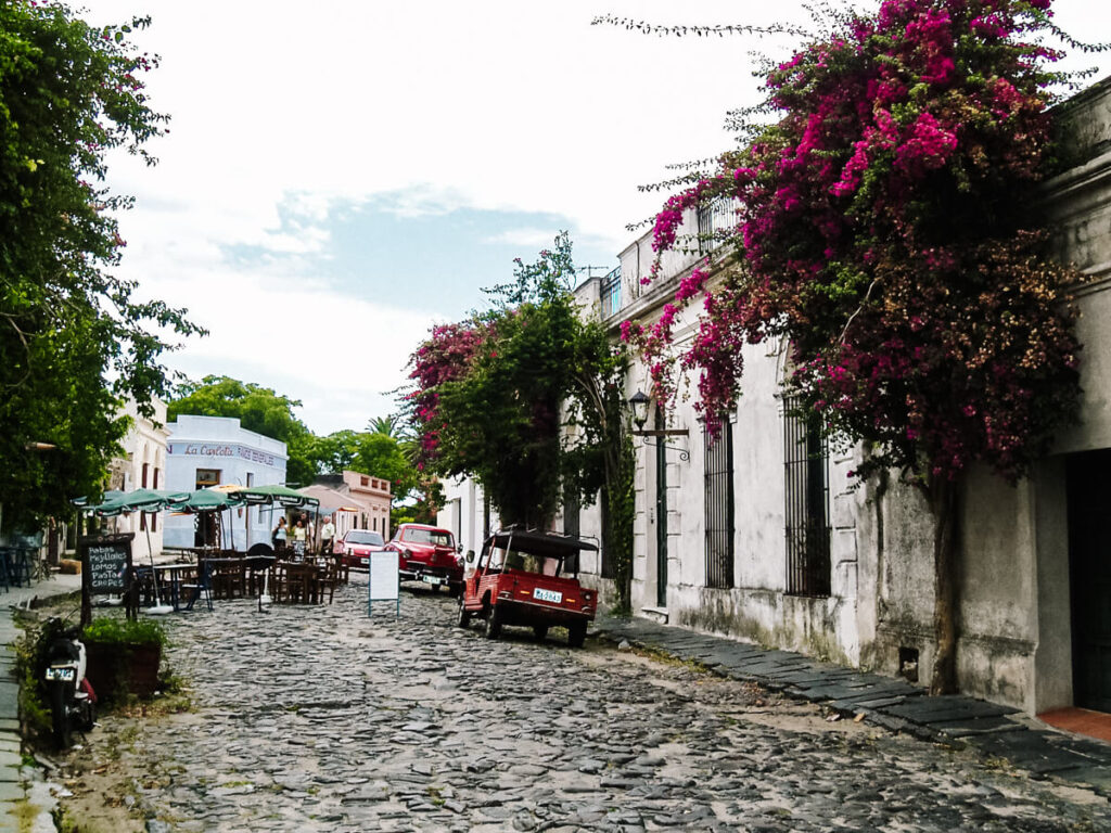 Colonia del Sacramento is een klein stadje, gelegen net aan de andere kant van de rivier, Río de la Plata, die Argentinië van Uruguay scheidt. 