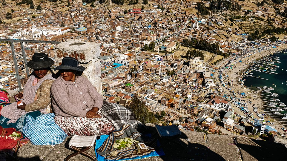 vrouwen op cerro calvario tijdens onafhankelijkheidsdag in Bolivia