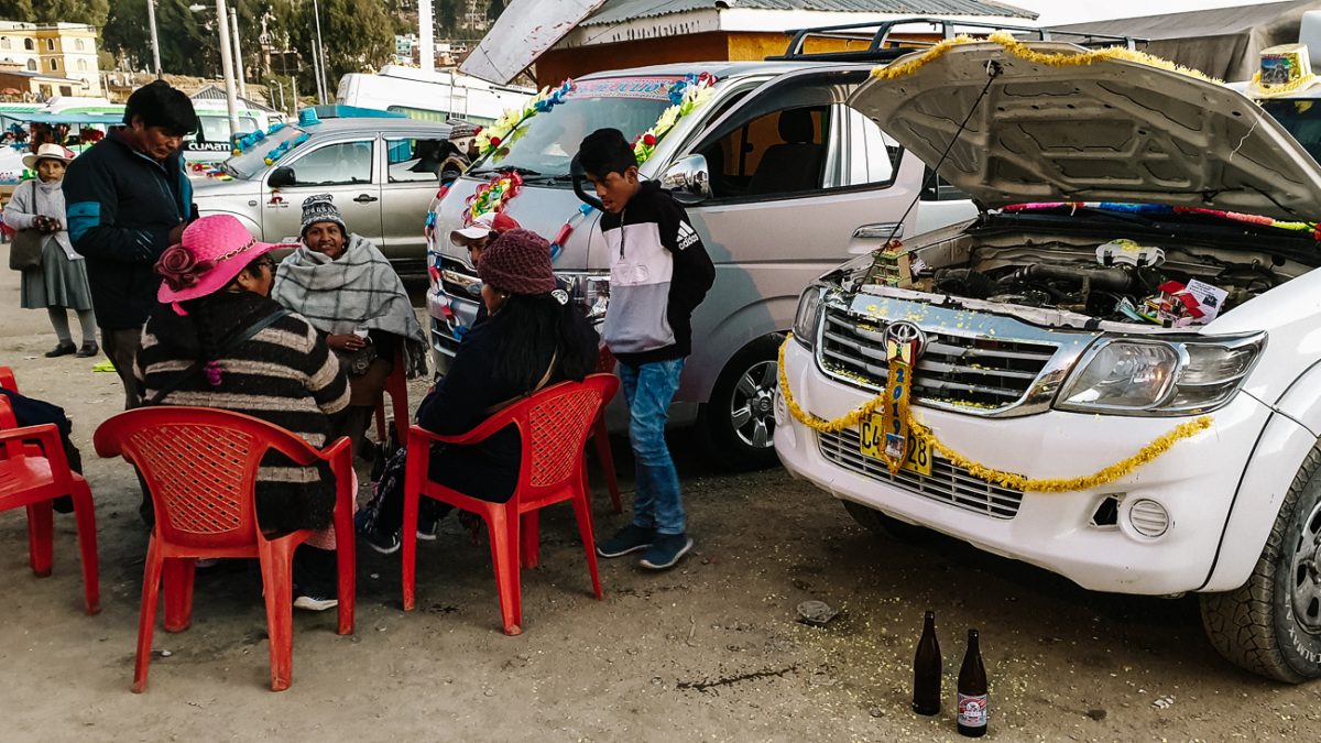 lokale mensen die picknicken bij versierde auto's