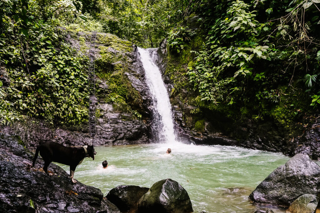 De waterval van Uvita.