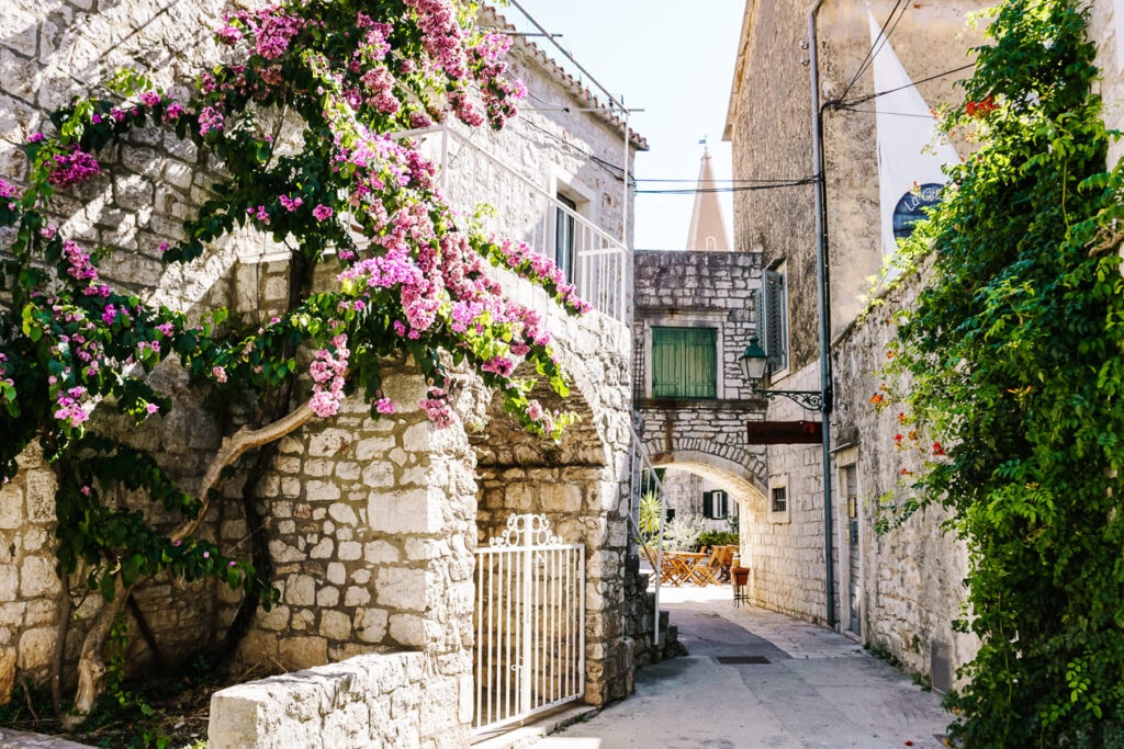 straatjes met bloemen in Stari Grad, aan de Dalmatische kust in Kroatie