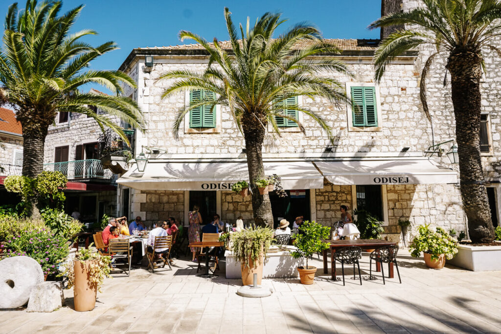 restaurant in Stari Grad, aan de Dalmatische kust in Kroatie