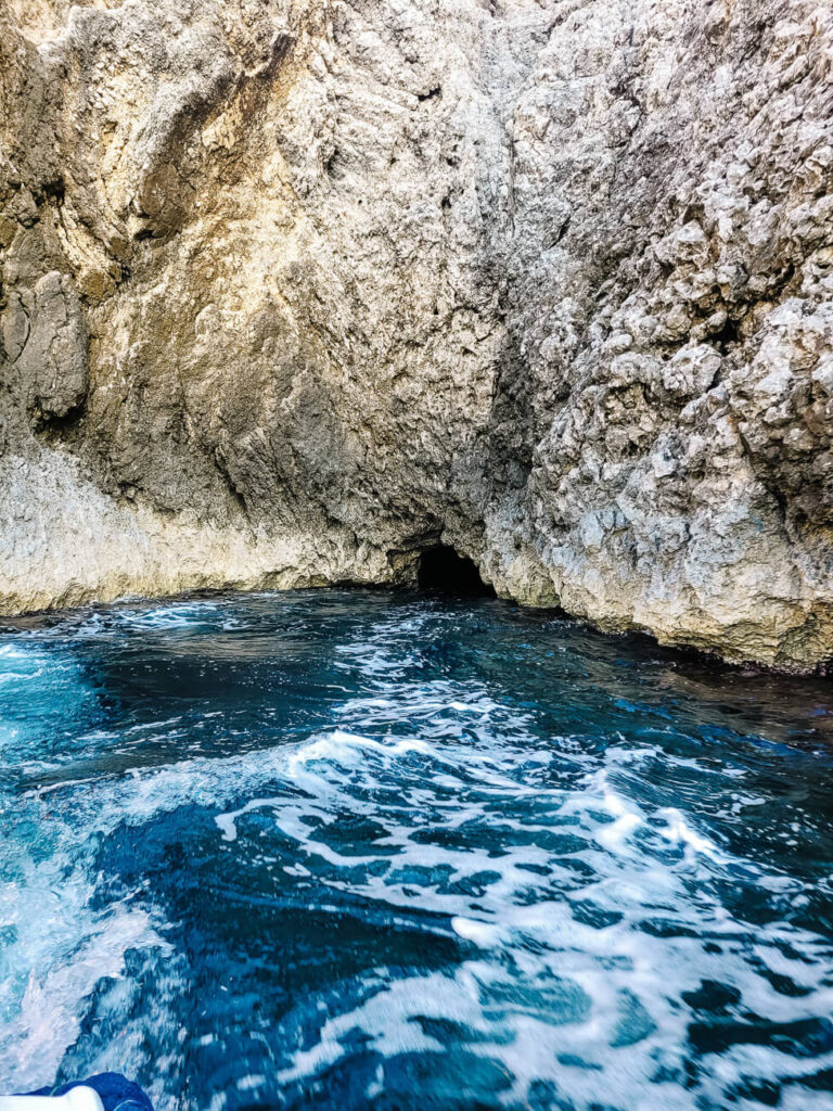 ingang van de Blue grotto in Kroatie