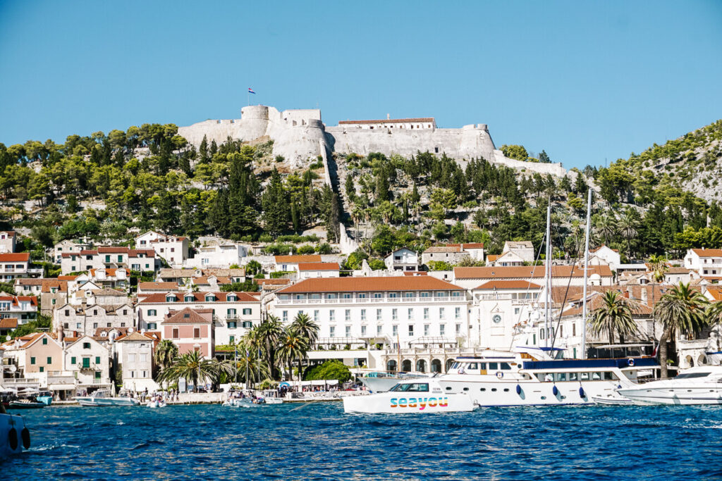 uitzicht op Hvar eiland, langs de Dalmatische kust in Kroatie