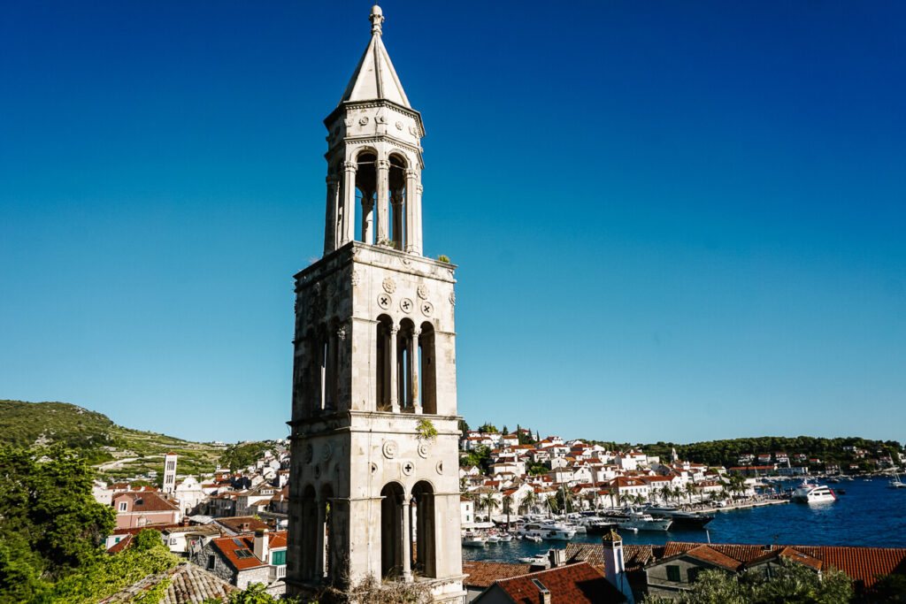 kerktoren op Hvar aan de Dalmatische kust van Kroatie