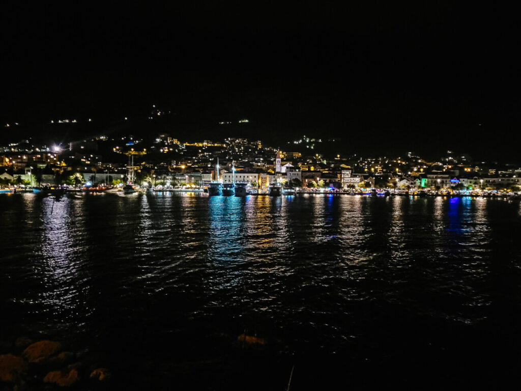 uitzicht vanaf St Peter monument op verlichte baai van Makarska