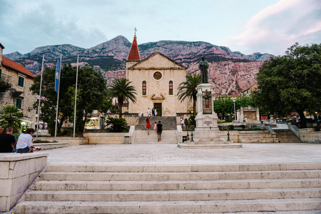 kathedraal St Marco op centrale plein van Makarska