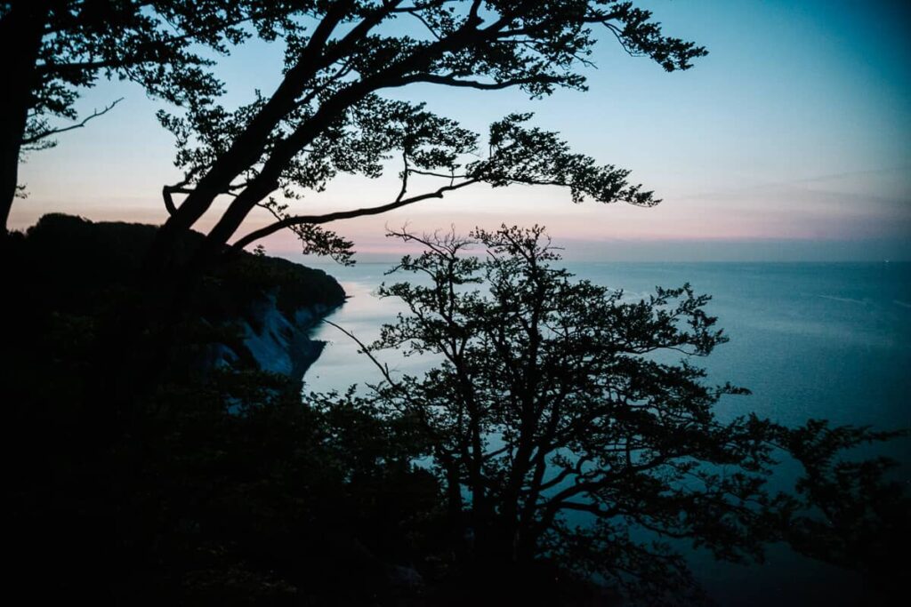 Møns Klint bij schemering.