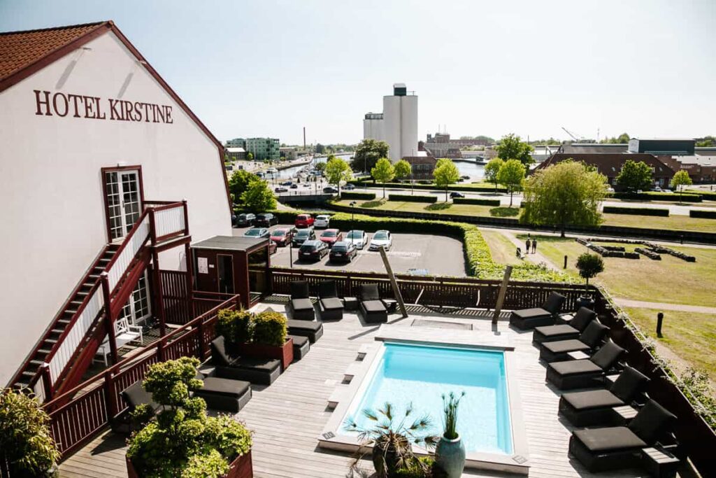 Hotel Kirstine is een historisch pand gelegen in het hart van de stad Næstved in Seeland Denemarken. Het is een van de hotels in Denemarken, waar je meteen foto’s van wilt maken.