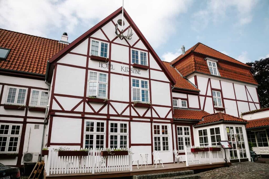 Hotel Kirstine is een historisch pand gelegen in het hart van de stad Næstved in Seeland Denemarken. Het is een van de hotels in Denemarken, waar je meteen foto’s van wilt maken.