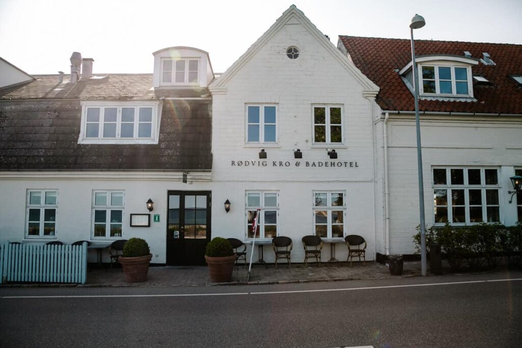 Rødvig Kro og Badehotel ligt in het plaatsje Rødvig aan de Baltische Zee. Het is uitgeroepen tot een van de beste strand hotels in Denemarken.