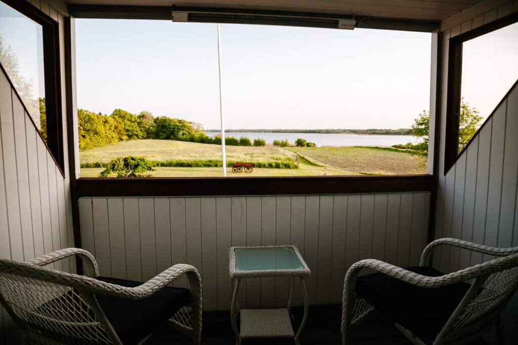 Terras van kamer in Jungshoved Præstegaard, een landhuis waar je kunt overnachten, gelegen in Præstø, in het oosten van Seeland in Denemarken.