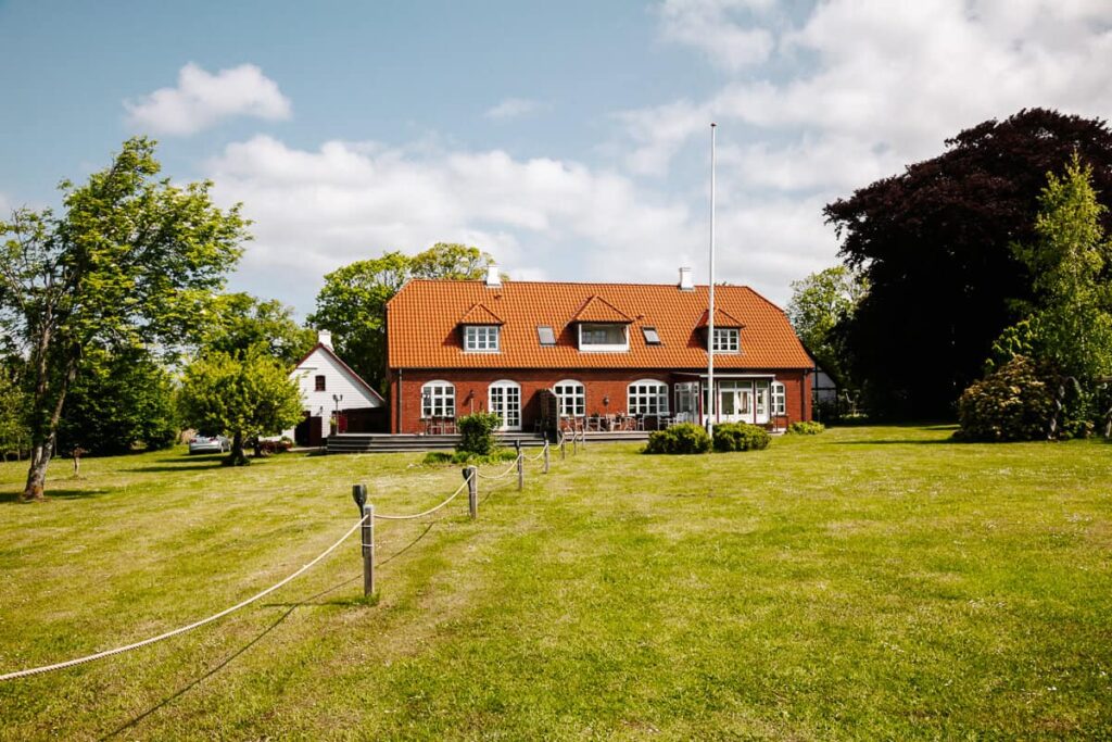 Een van de fijnste hotels in een natuurlijke setting in Denemarken is landhuis Jungshoved Præstegaard, gelegen in Præstø, in het oosten van Seeland in Denemarken.