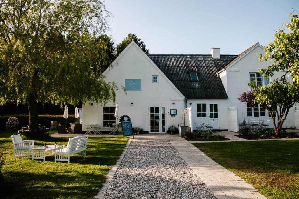 Bij Egn kom je niet alleen om te dineren maar ook om te overnachten. De kamers zijn klein maar fijn. Bovendien ligt Egn Bed & Breakfast ligt op nog geen 300 meter van het strand en op nog geen half uur rijden van de mooie kliffen van Mon