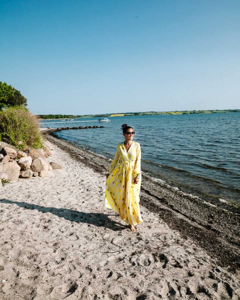 Deborah op het strand van Funen in Denemarken - ontdek tips voor wat te doen op het gebied van natuur, outdoor ervaringen, culturele bezienswaardigheden, lekker eten en bijzonder overnachten.