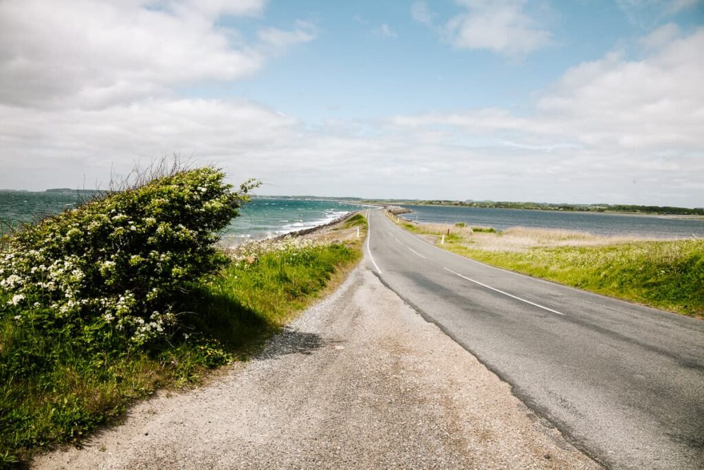 Aan de westkust van Funen, nabij de stad Assens vind je schiereiland Helnaes, bestaande uit een lange kustlijn, weilanden en akkers.