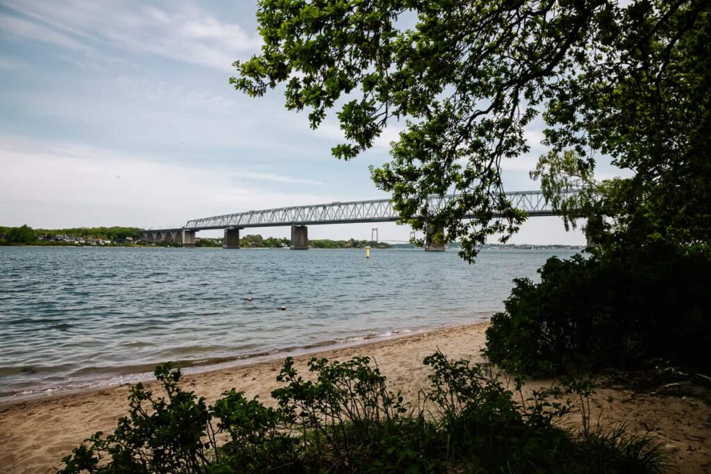 Uitzicht op de Old Little Belt Bridge, die het eiland Funen met Jutland verbindt.