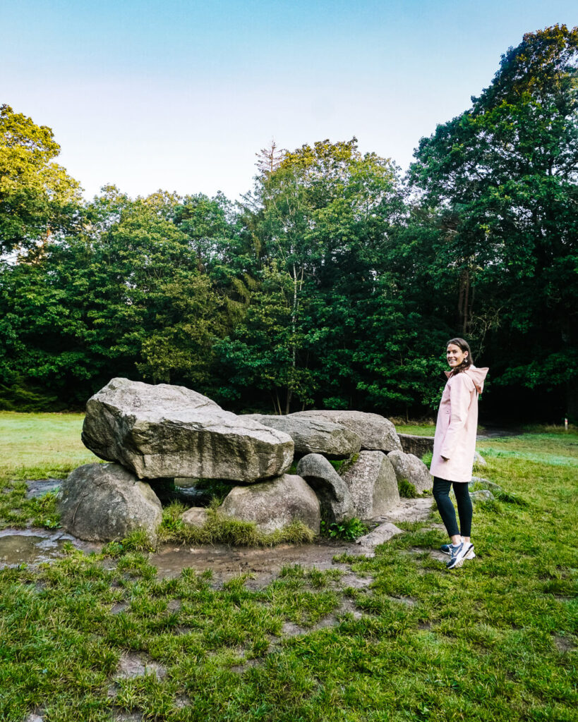 Deborah bij hunebedden in Drenthe, een van de bekendste bezienswaardigheden 