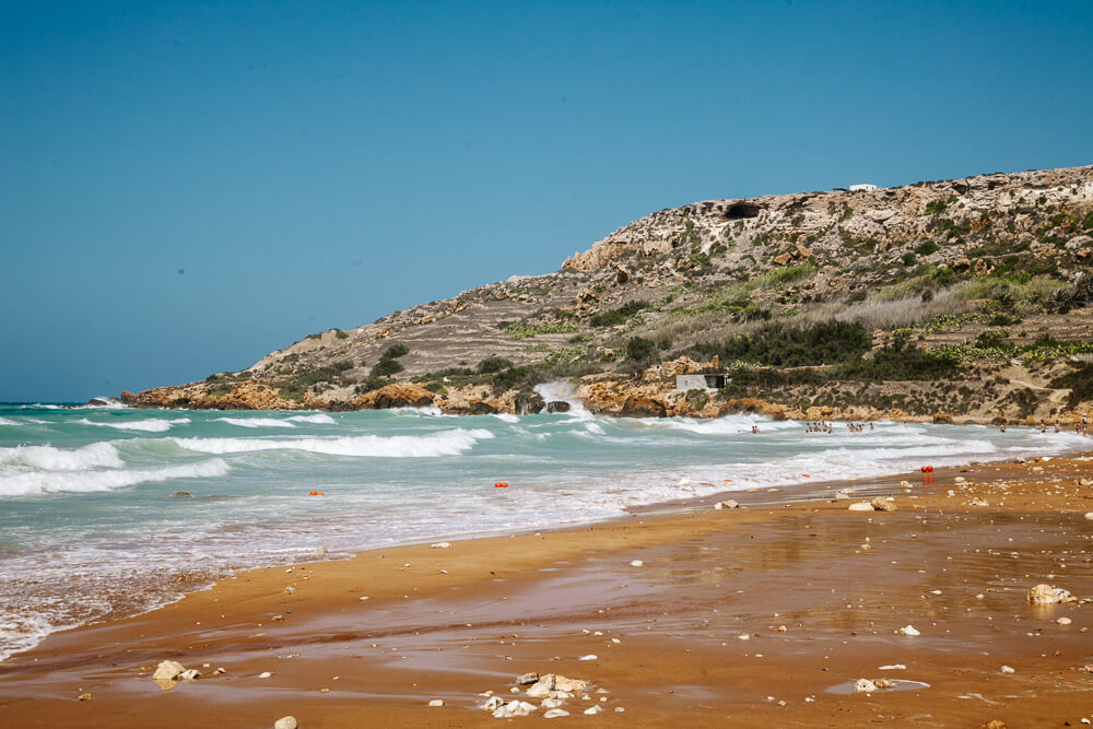 Ramla Bay staat bekend vanwege het uitgestrekte zandstrand, in een felle bijna oranjeachtige kleur. 