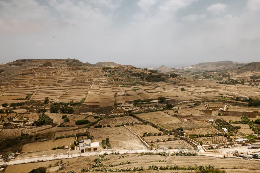 Uitzicht vanaf de Citadel op Gozo.