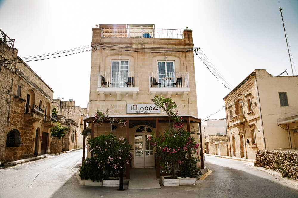 Ook al zijn de reisafstanden op Gozo klein, een centraal gelegen plek om te verblijven is het dorpje Xaghra, in boutique hotel Il Logga met 12 nette kamers waarvan de meeste uitzicht over het eiland en de zee bieden.