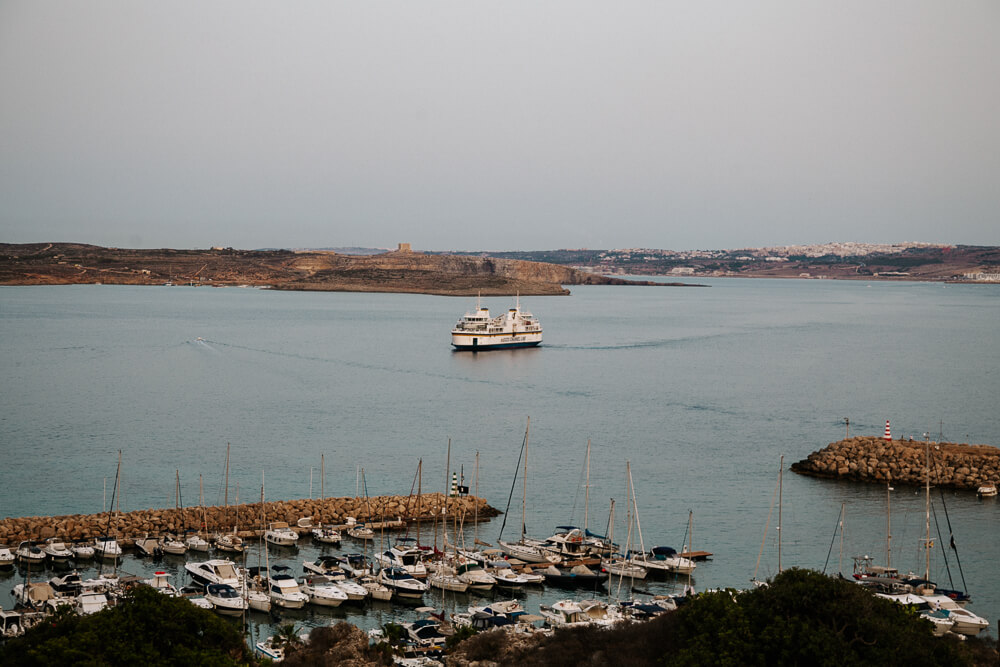 Vanuit de luchthaven rijd je binnen een uur in de haven in Ċirkewwa, gelegen in het Noorden van Malta, waar de Gozo Channel Line ferry je binnen 20 minuten naar Mgarr op Gozo brengt.