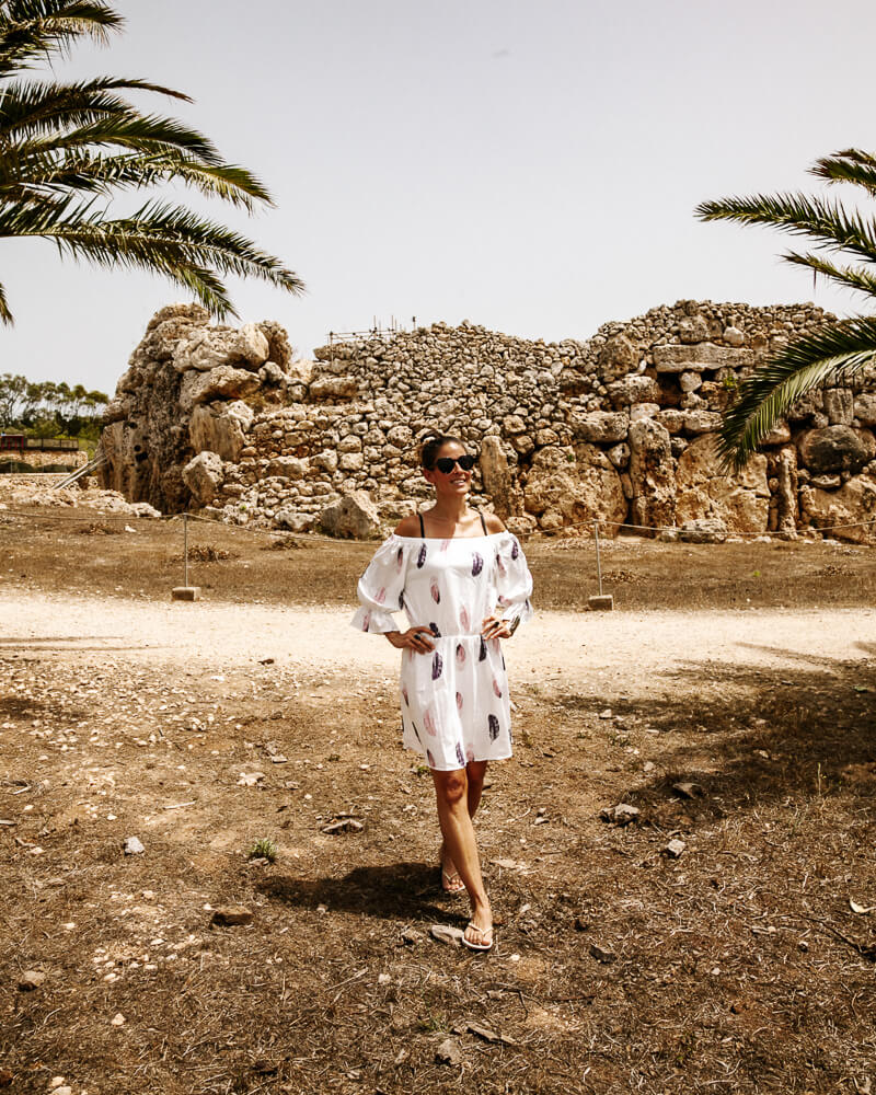 Een van de belangrijkste bezienswaardigheden op het gebied van archeologie op Gozo, zijn de megalithische tempels van Ggantija, die tevens op de werelderfgoedlijst van Unesco staan. Deze tempels werden gebouwd in het neolithisch tijdperk (tussen 3600-2500 v. Chr ) en zijn daarom ouder dan de piramides van Egypte. 