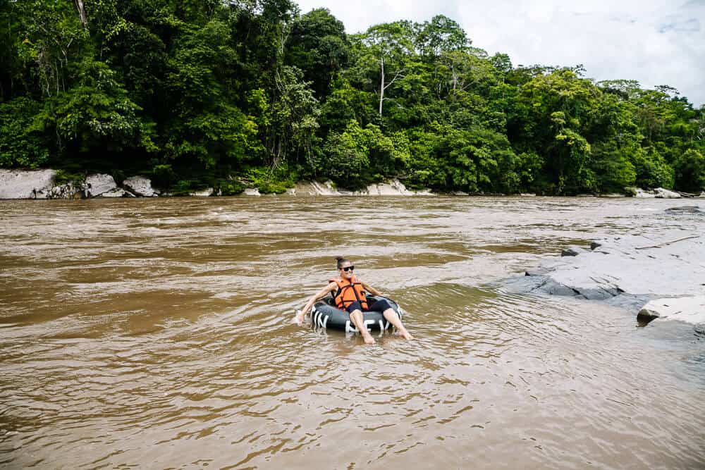 Deborah in tube op Rio Misahuallí.