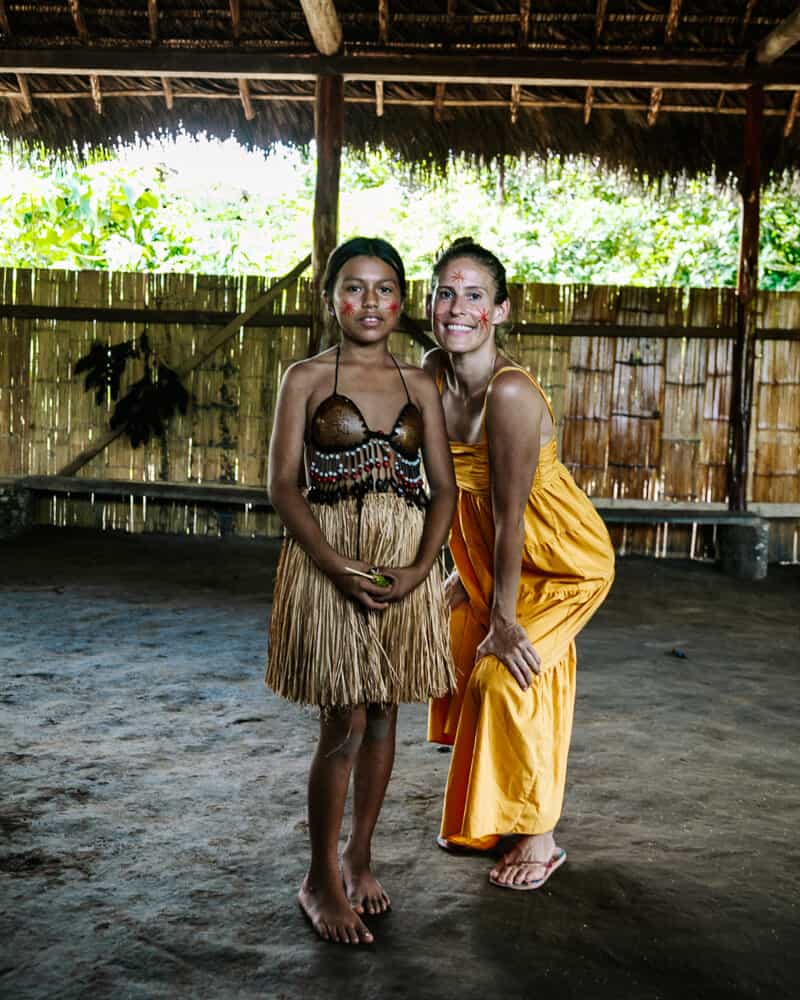 Deborah op bezoek bij lokale familie langs de Rio Napo.